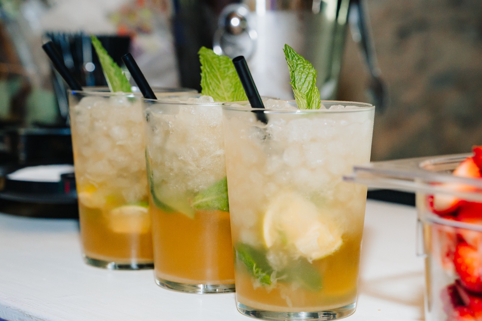 Mojitos frescos con lima y menta preparados por el equipo de bartenders